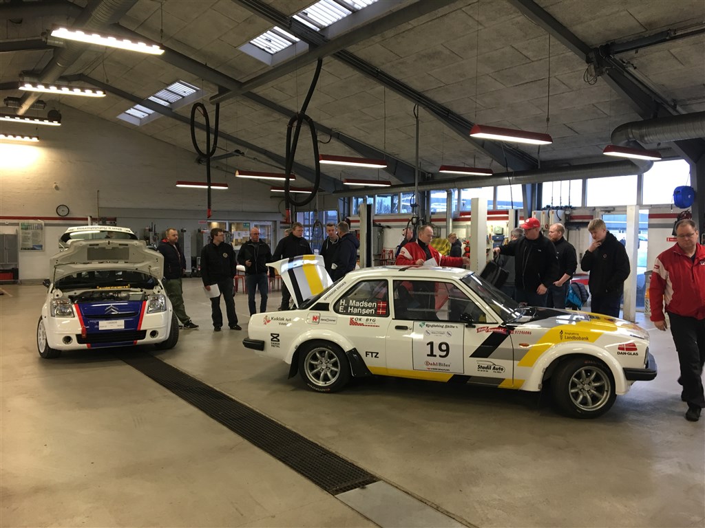 Lige som ved Dahl Biler Rallytest i 2019 bliver der serveret kaffe og rundstykker for deltagerne i værkstedet hos Dahl Biler i Struer, samtidig med at man kan overvære den tekniske kontrol af bilerne.